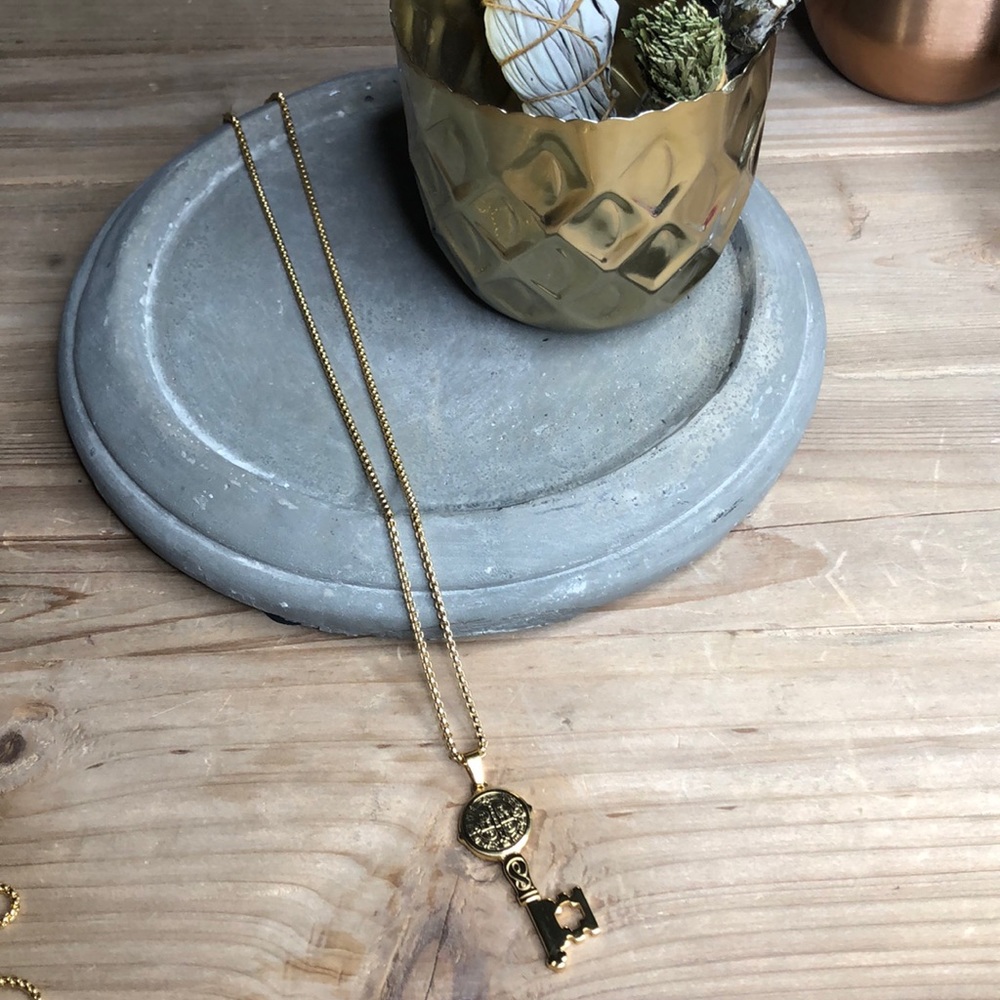 Gold 22” necklace with key pendant